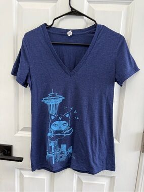 Navy V-Neck Graphic Tee Space Needle Kitty EUC
